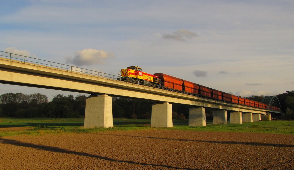 MEG 216 mit dem Kohlependel von Wählitz nach Buna Werkbf, am 25.10.2010 auf der Saalebrücke bei Kriechau.