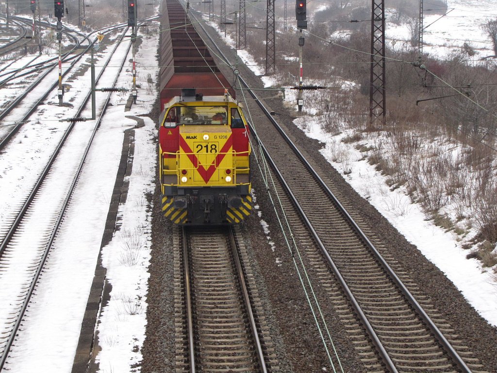 MEG 218 (275 218-6) mit dem Kohlependel von Buna nach Whlitz, bei der Einfahrt in Grokorbetha; 21.01.2010