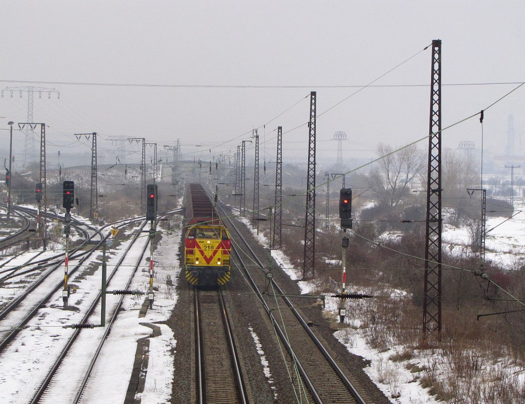 MEG 218 mit dem Kohlependel von Buna nach Whlitz, bei Grokorbetha; 21.01.2010