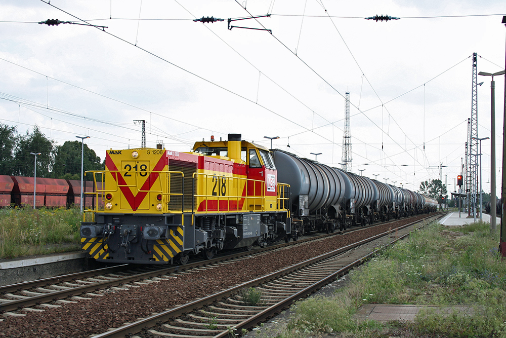 MEG 218 mit Kesselwagen in Gro�korbetha (28.07.2011)