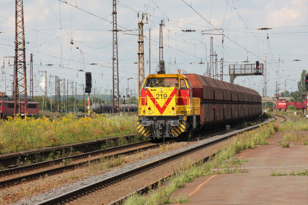 MEG 219 mit einen kurzen Kohlezug am Haken bei der Durchfahrt durch Grokorbetha am 06.08.2011.