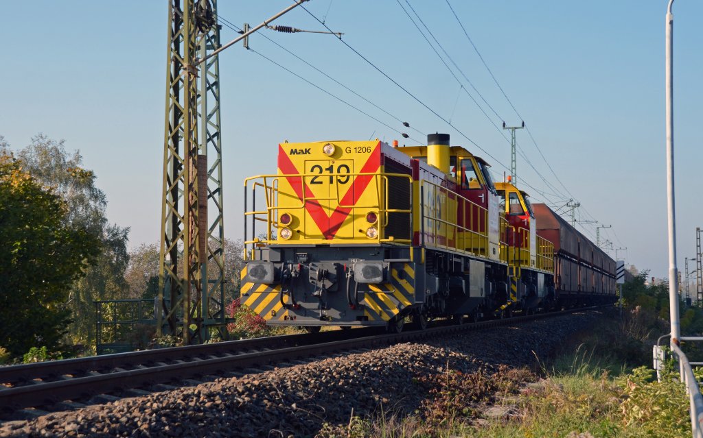 MEG 219 und eine Schwestermaschine bespannten am 23.10.11 einen umgeleiteten Kohlependel durch Halle-Rosengarten Richtung Merseburg.