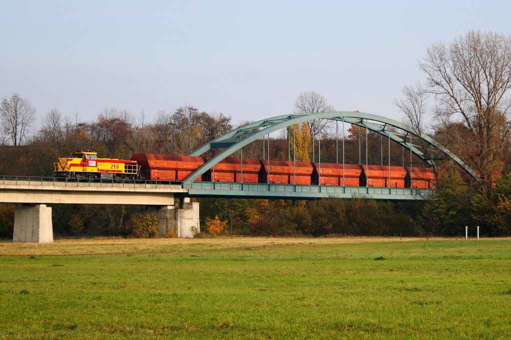 MEG 219 zieht einen Kohlependel �ber das Saaleviadukt in Kriechau. 31.10.09