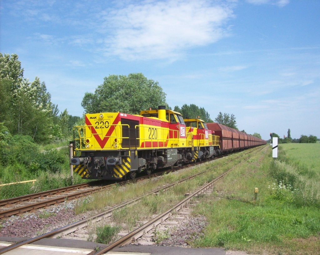 MEG 220 & 216 mit dem Leeren Kohlependel Buna - Whlitz der Ersatzweise (anscheind wegen Bauarbeiten) ber Profen Abgefertigt wurde und dan ber Leipzig Abgefahren wurde hier kurz vor Profen 09.06.2010