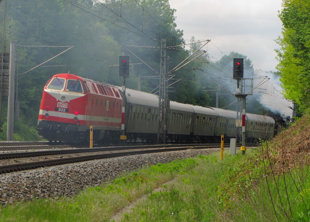 MEG 302 als Schlulok am DPE 32859 von Weimar nach Leinefelde, am 25.05.2013 bei Ingersleben. Der Sonderzug war auf  Thringen Rundfahrt  im Rahmen des 18. Eisenbahnfestes vom TEV im ehem. Bw Weimar.