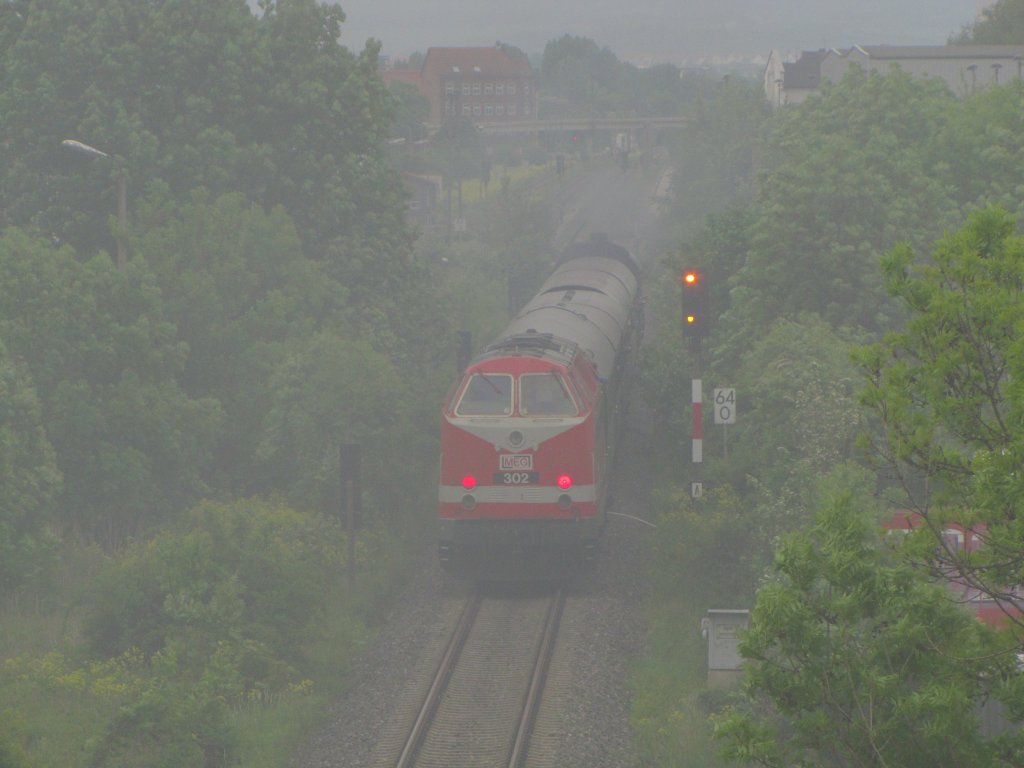 MEG 302 als Schlulok und eingehllt vom Dampf der WFL 03 2155-4, mit dem DPE 32861 von Nordhausen nach Weimar, am 25.05.203 in Erfurt Nord.