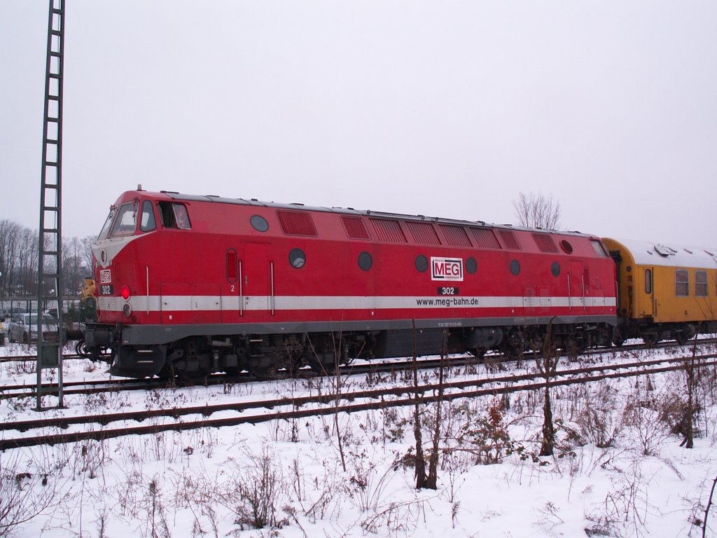 MEG 302 schiebt am 22.12.10 den GSM-R Messwagen gezogen von MEG 301, hier in Zweibrcken, weiter nach Rohrbach.