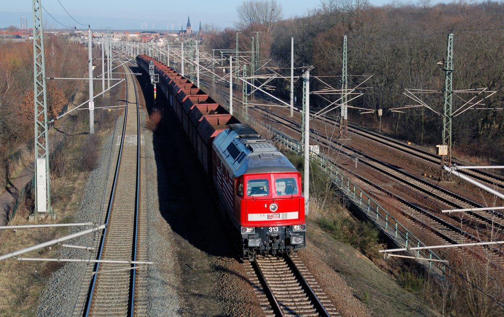 MEG 313 zieht am 16.01.11 den leeren Kohlezug Dessau - Profen durch Holzweissig Richtung Leipzig.
