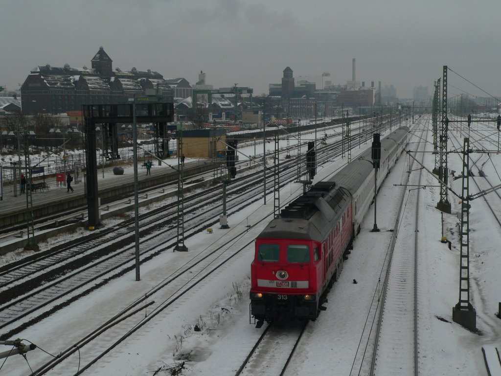 MEG 313 zieht den Berlin-Warszawa-Express durch Berlin Beusselstra�e. 15.12.2012