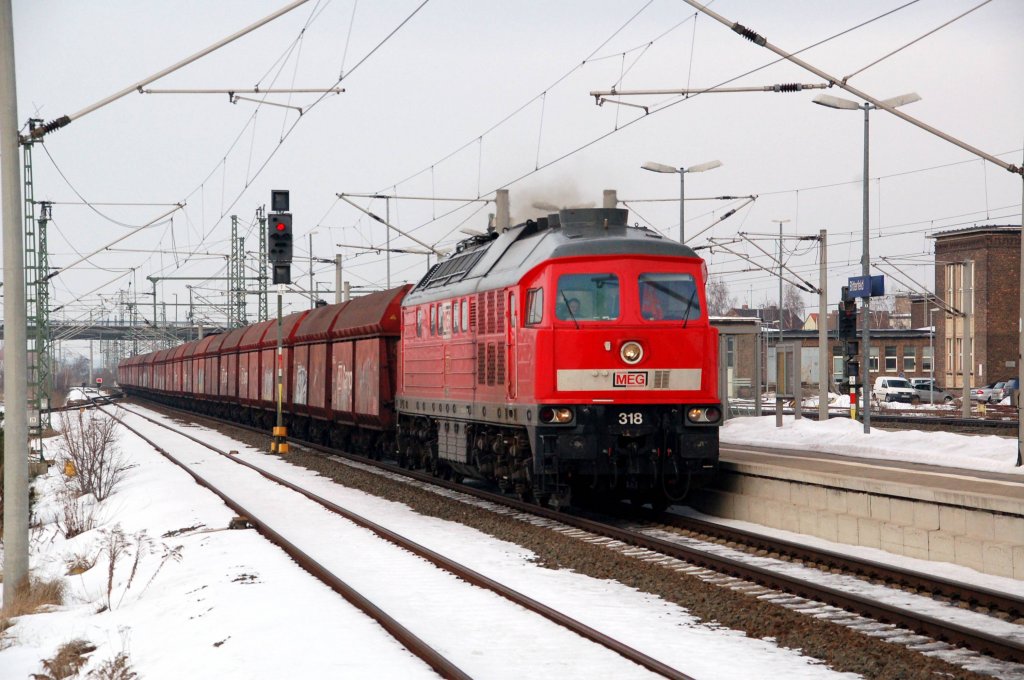 MEG 318 durchfhrt am 18.02.10 mit einem leeren Kohlenzug Bitterfeld Richtung Leipzig. Ziel ist Profen.