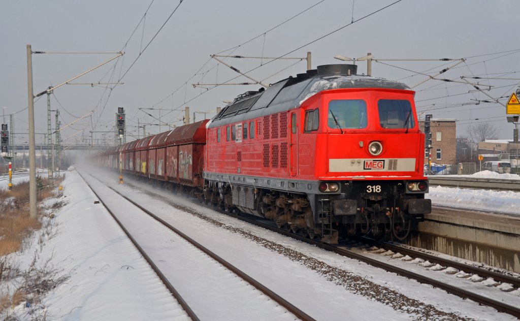 MEG 318 war am 29.01.12 mit einem leeren Kohlezug aus Dessau nach Profen unterwegs, als sie Bitterfeld Richtung Leipzig durchfuhr.