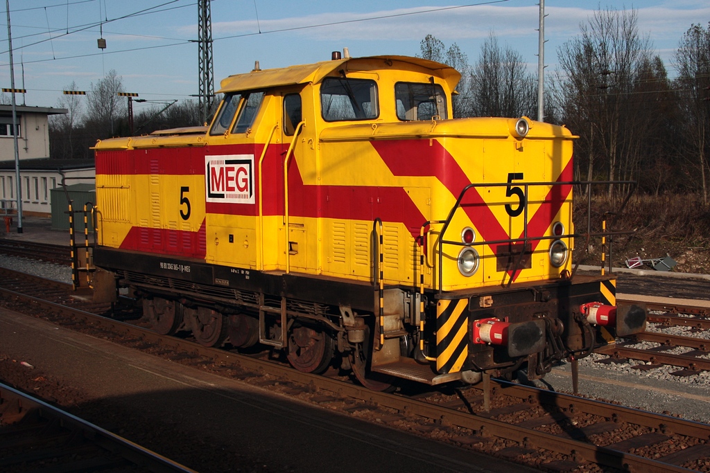 MEG 5 (98 80 3345 365-1 D-MEG) im Betriebsgelnde der MEG in Bhlen am 07.11.2009. Die Aufn. entstand im Rahmen einer Sonderfahrt mit der Ferkeltaxe zum Kraftwerk Lippendorf und zu diesem Zweck wurde extra im Betriebsgelnde der MEG gehalten, damit jeder aus dem Fz seine Aufn. machen konnte.