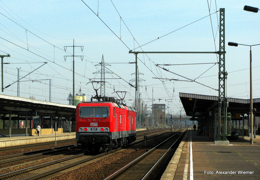 MEG 601 (= 143 179-0) und MEG 605 (= 143 344-0) fahren am 08.04. allein durch den Bahnhof Berlin Schnefeld Flughafen Richtung Grnauer Kreuz.
