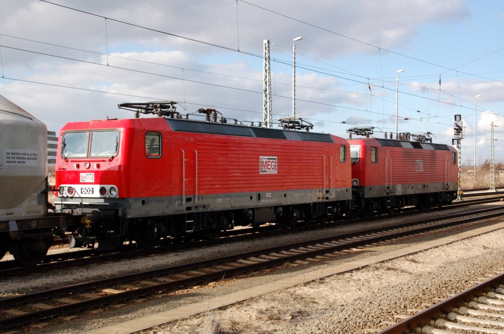 MEG 601 + 602 stehen am 02.03.10 mit einem Zementzug abgestellt in Bitterfeld. Fotografiert vom letzten Bahnsteig.