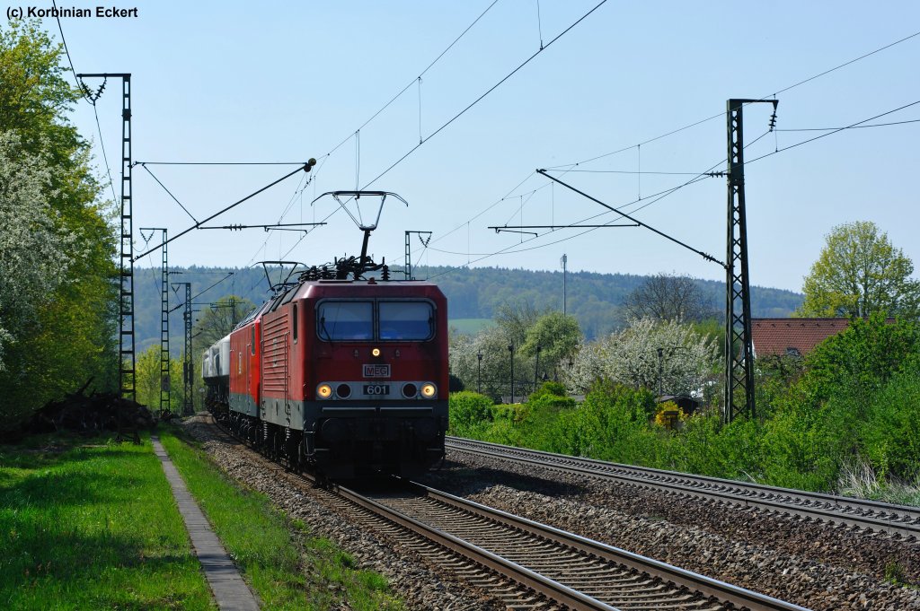 MEG 601 mit einer weiteren MEG Lok mit einem Kalkzug bei der Durchfahrt in Regensburg-Prfening, 19.04.2011