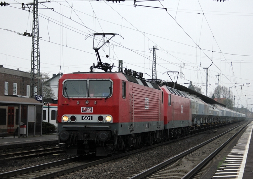 MEG 601(143 179-0) mit MEG 804(156 004-4) mit einem Zementzug in Neuwied am 31.3.2012 