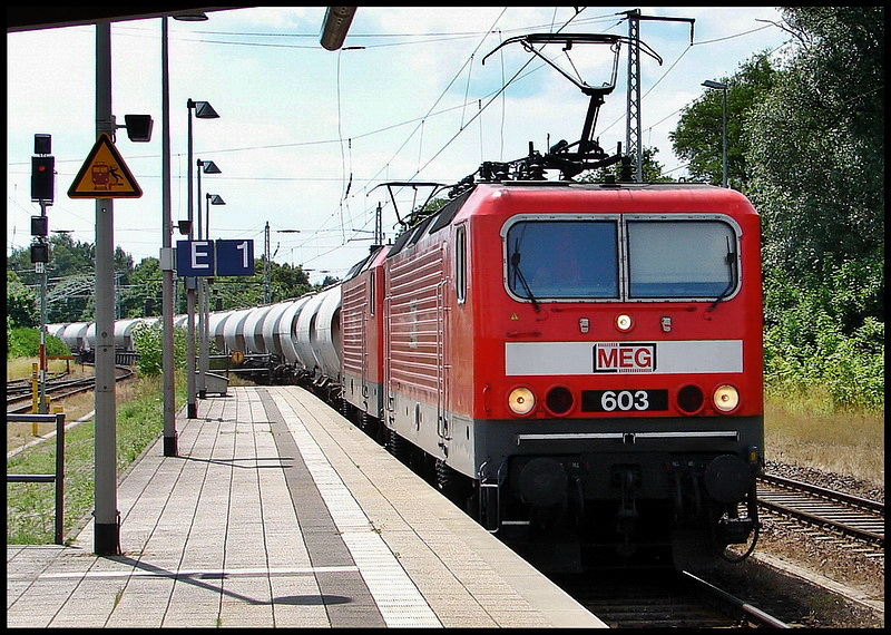 MEG 603 & MEG 602 vor einem Zementzug nach Rostock.   Neustrelitz am 01.07.08 