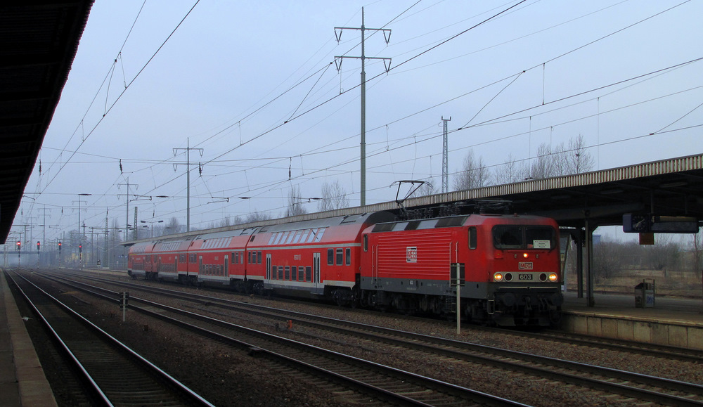 MEG 603 (143 851-4) steht in Berlin Schnefeld Flughafen mit der RB 14 bereit und wird gleich nach Nauen fahren. 05.03.2011 