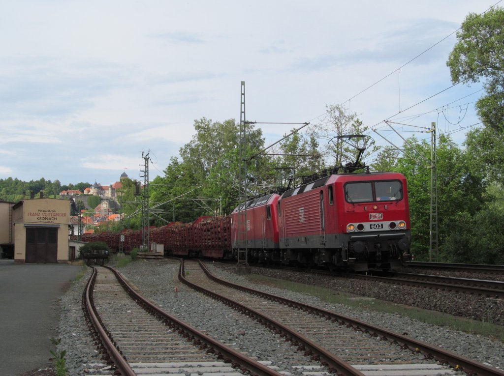 MEG 603 und eine 156 der MEG ziehen am 12. Juni 2012 einen Holzzug aus Kronach heraus.