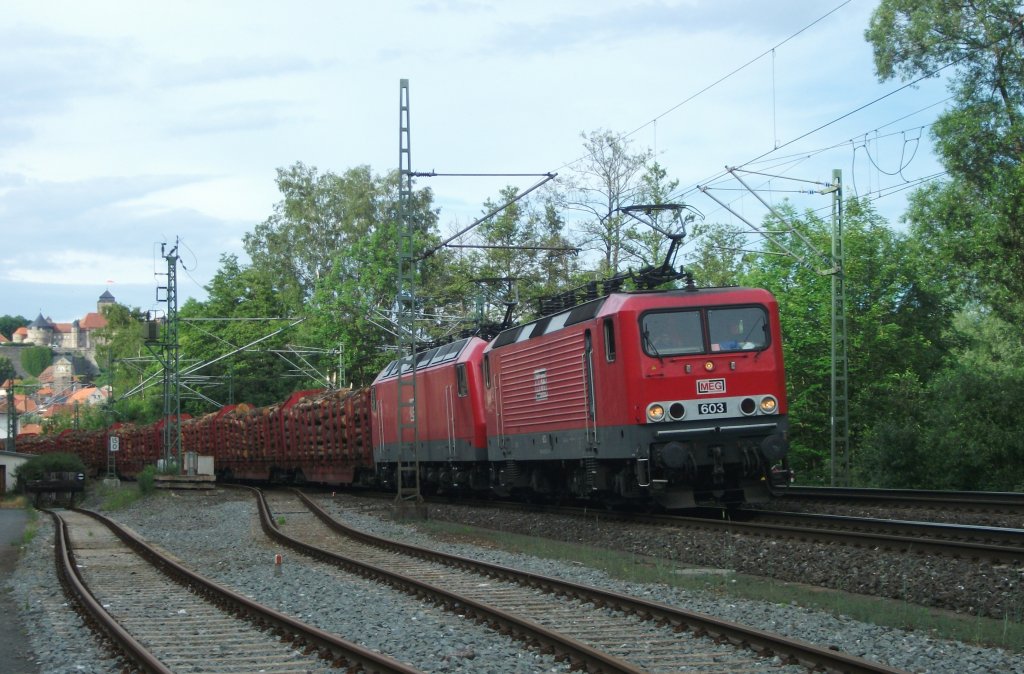 MEG 603 und MEG 804 ziehen am 12.Juni 2012 einen Holzzug aus Kronach Richtung Lichtenfels heraus.