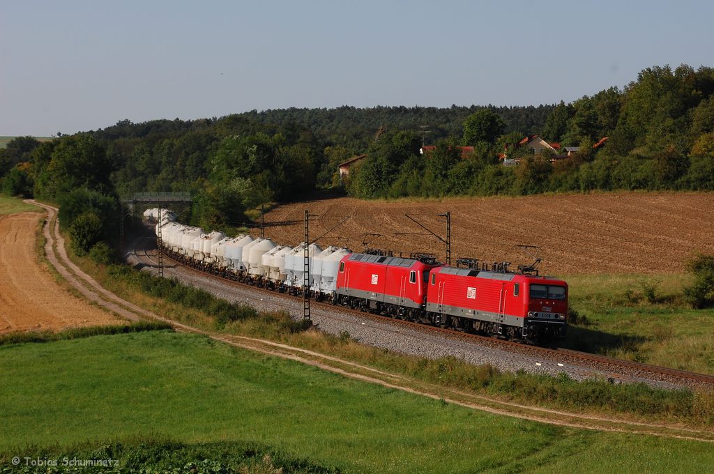 MEG 604 + 805 mit Zementzug am 26.08.2011 wegen Bauarbeiten auf dem Gleis der Gegenrichtung bei Edlhausen.