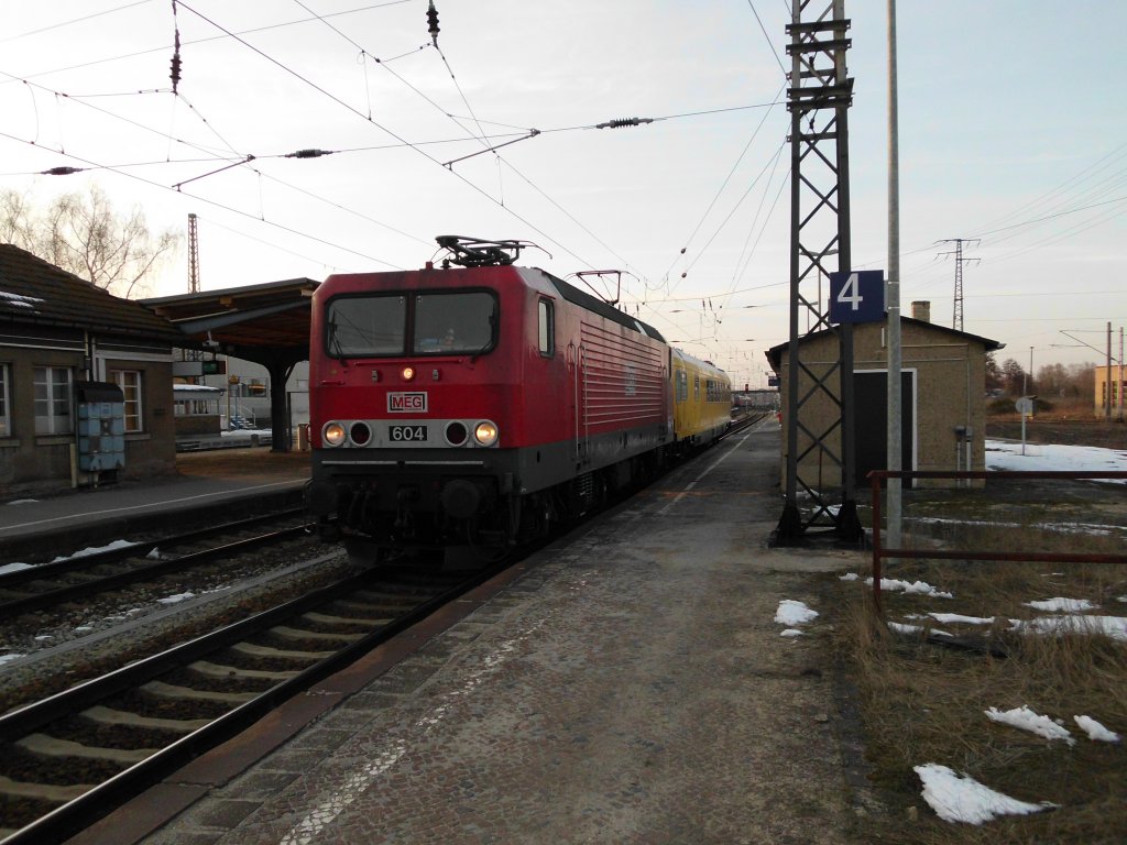MEG 604 durchfhrt mit einem Messwagen den Bahnhof Falkenberg/Elster !24.03.2013