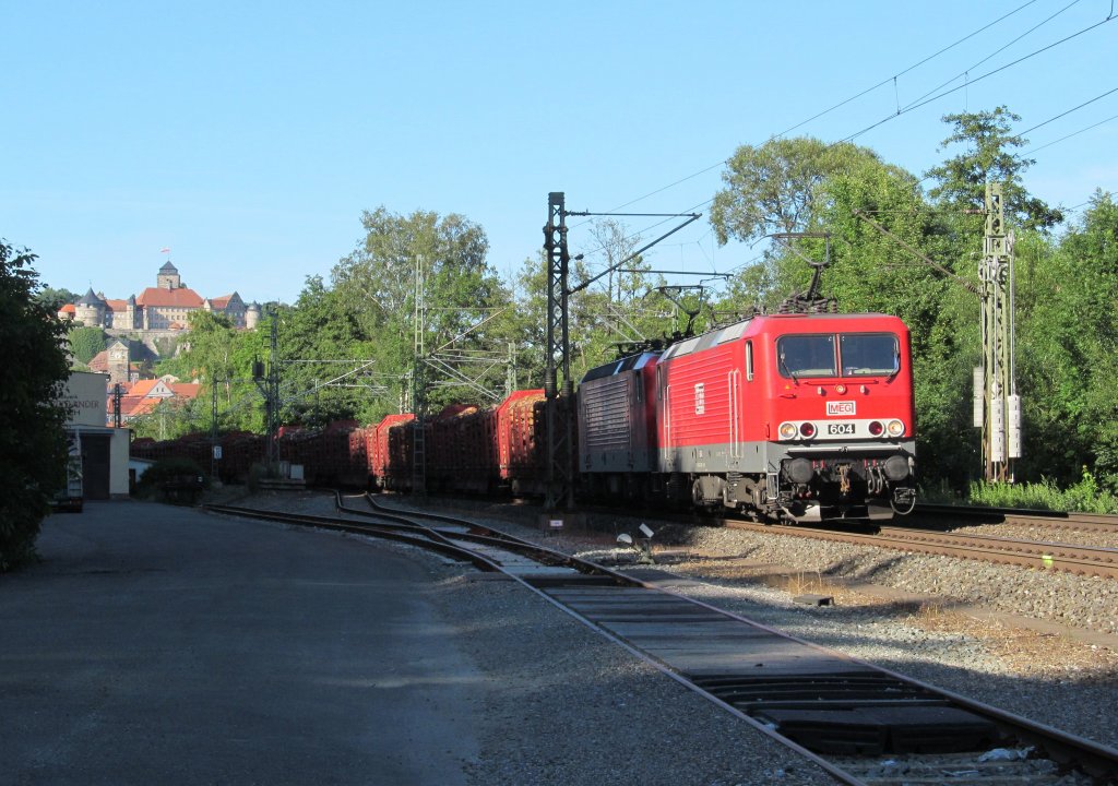 MEG 604 und eine weitere MEG 143er verlassen am 23. Juli 2012 mit einem Holzzug Kronach in Richtung Lichtenfels.