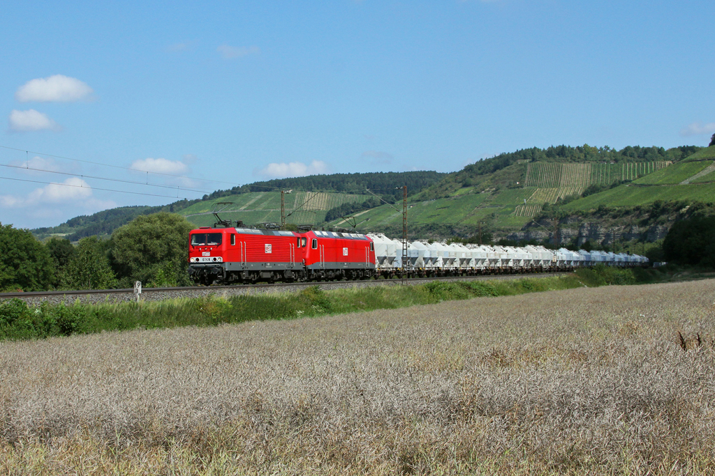 MEG 605 + 804 mit einem Zementzug am 02.08.2011 im Maintal bei Himmelstadt.