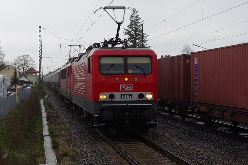 MEG 605 + BR 155 der MEG mit Zementzug in Hirschaid am 19.04.2013 gen Nrnberg. 