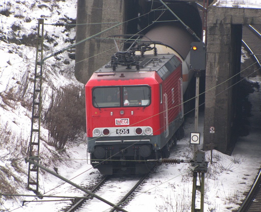MEG 605 (143 344-0) wartet im Rbf Grokorbetha auf die Ausfahrt in Richtung Leipzig; 21.01.2010