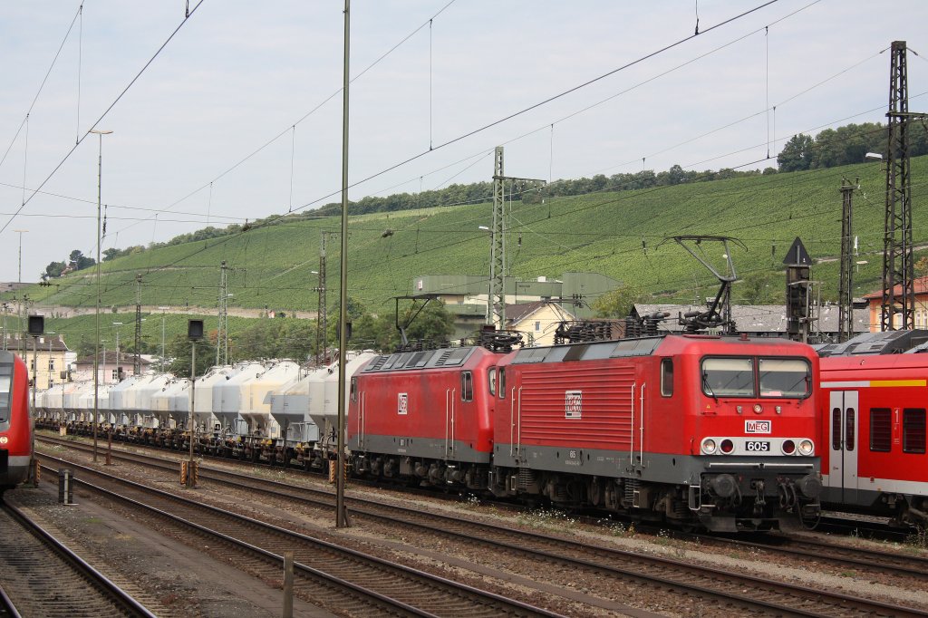 MEG 605 und 801 mit einem Zementzug in Wrzburg Hbf.