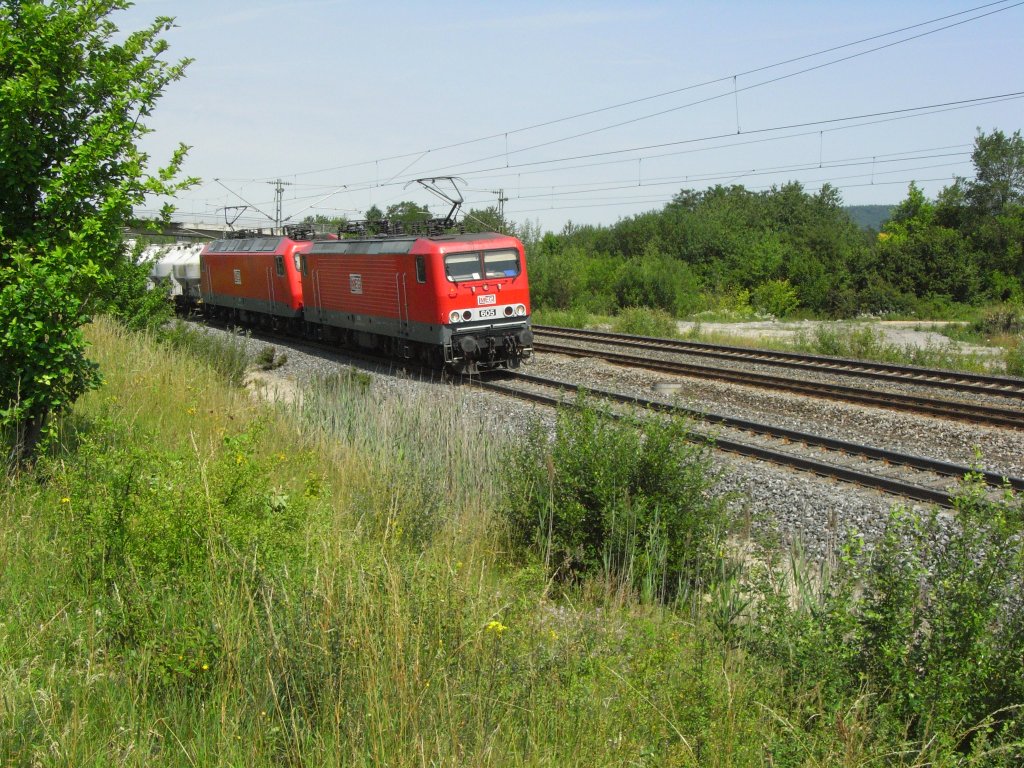 MEG 605 und 804 mit einen Zement-Zug kurz hinter Iphofen am 29.06.2011