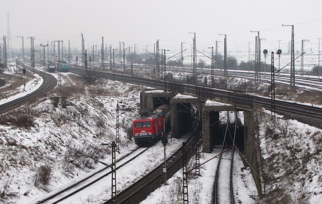 MEG 605 (91 80 6143 344-0 D-MEG) mit einem Kesselwagenzug Richtung Leipzig, im Gleisdreieck Grokorbetha; 21.01.2010
