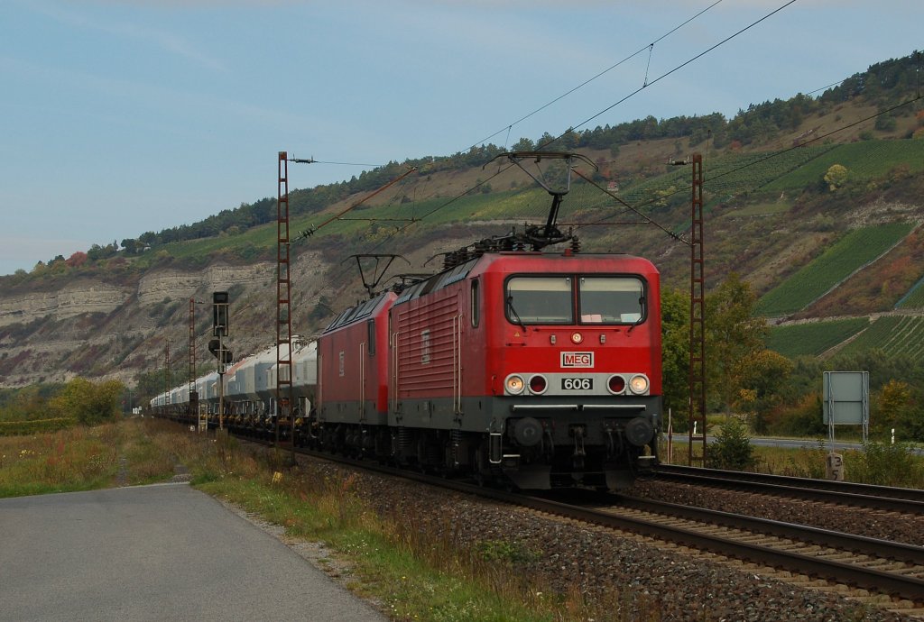 MEG 606 & MEG 801 ziehen ihren Zementzug durch Thngersheim Richtung Wrzburg. 01.10.2012