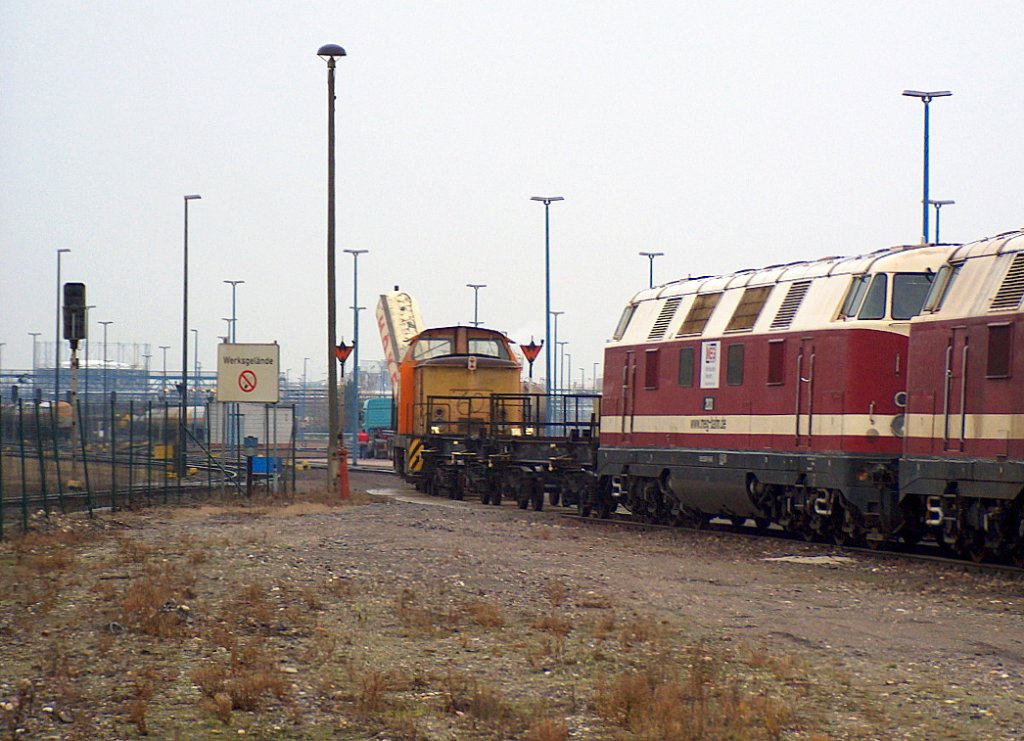 MEG 62 (ex. BUNA) abgestellt in den Buna Werken, durch den Zaun fotografiert; 16.11.2009