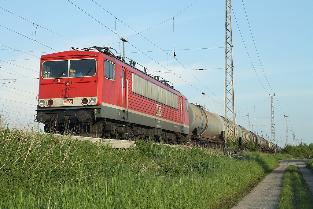 MEG 701 (155 124) steht mit einem Kesselwagenzug am 21.05.2010 in Angermnde