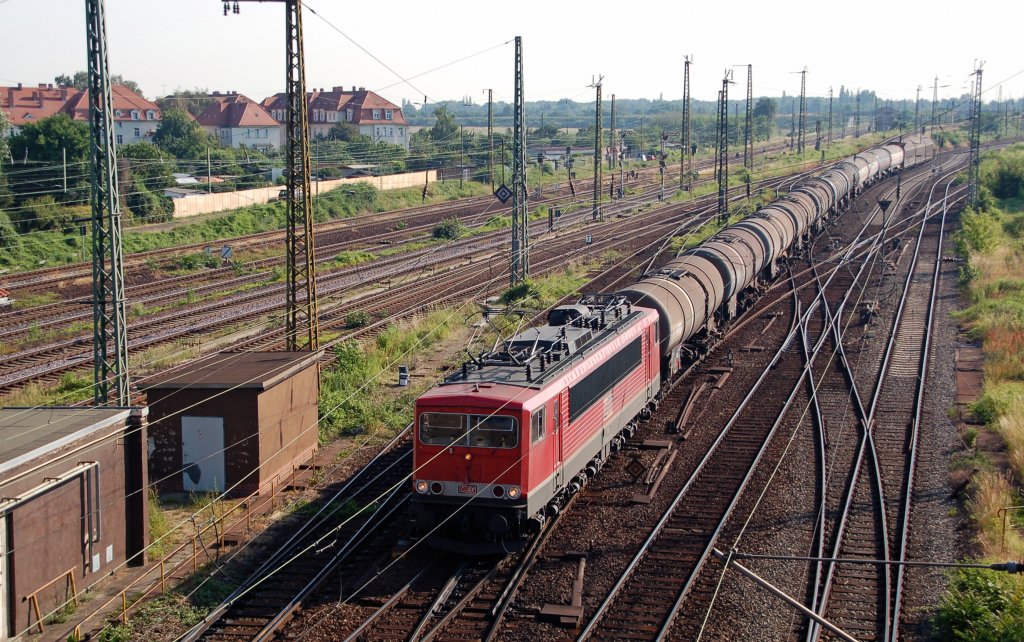 MEG 701 zieht am 03.07.10 einen kurzen Gterzug aus Richtung Magdeburg kommend in den Rbf Halle(S).