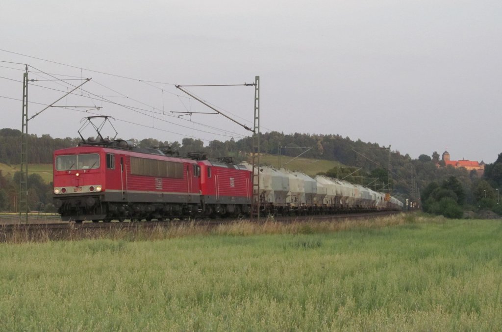MEG 705 und MEG 605 sind am 18. Juli 2013 mit einem Zementzug bei Kronach in Richtung Pressig unterwegs.
