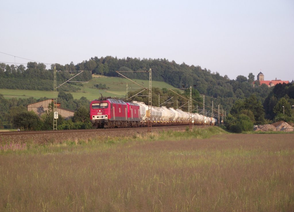 MEG 801 und eine MEG 143 sind am 11. Juli 2011 mit dem DGS 99634 (Regensburg Ost - Rdersdorf) bei Kronach unterwegs.