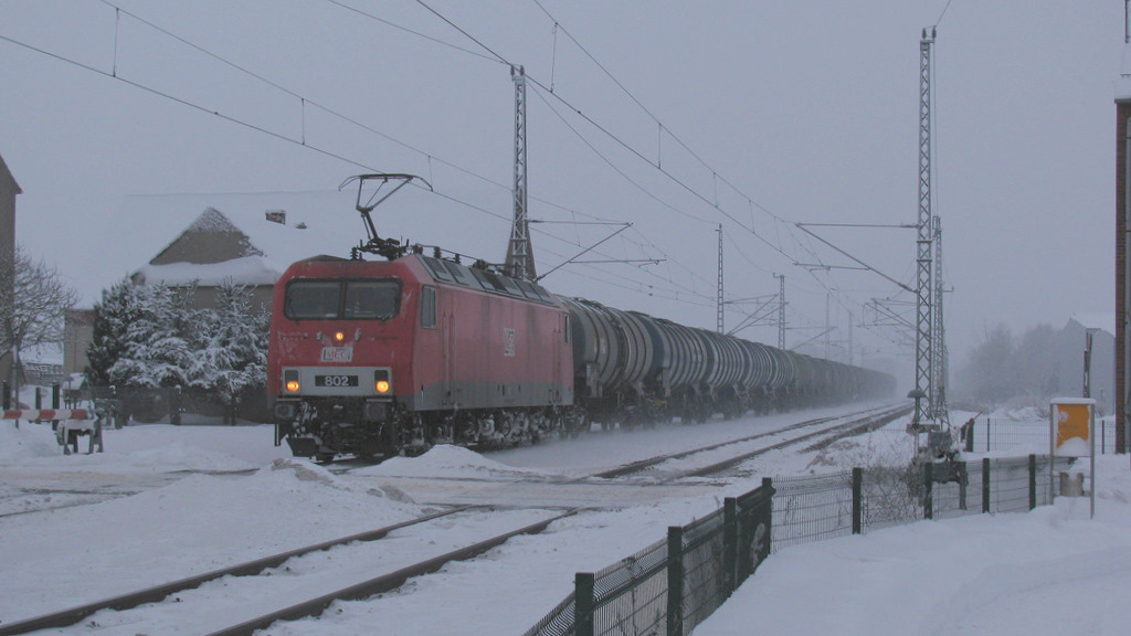 MEG 802 (alias 156 002) zog als nchstes mit einem Kesselzug Richtung Norden durch Golen (Niederlausitz), aber vor der Weiterfahrt wurde ein kurzer Halt eingelegt.