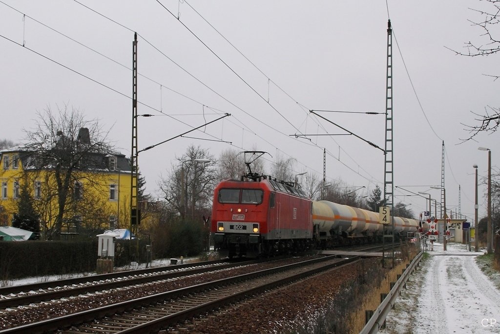 MEG 802 (ex 156 002) ist mit einem Kesselzug unterwegs durch Dresden-Stetzsch. (17.12.2009)
