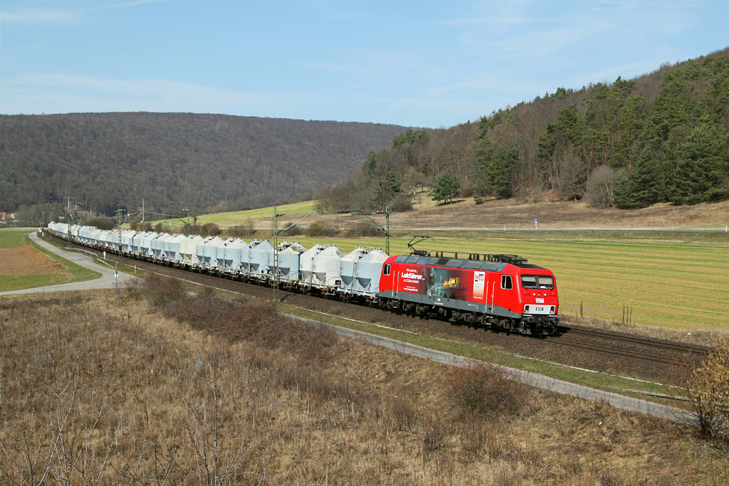 MEG 802 mit einem Zementzug am 17.03.2012 bei Harrbach.