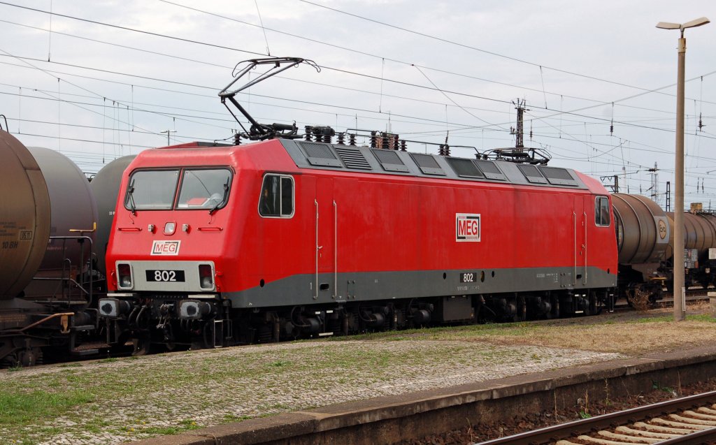 MEG-802 steht am 05.08.10in Gro�korbetha. Sie brachte einen Kesselwagenzug aus Richtung Buna und hat ihn nun umfahren. Die Fahrt ging Richtung Halle(S).