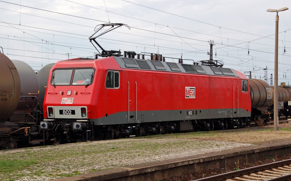 MEG-802 steht am 05.08.10in Grokorbetha. Sie brachte einen Kesselwagenzug aus Richtung Buna und hat ihn nun umfahren. Die Fahrt ging Richtung Halle(S).