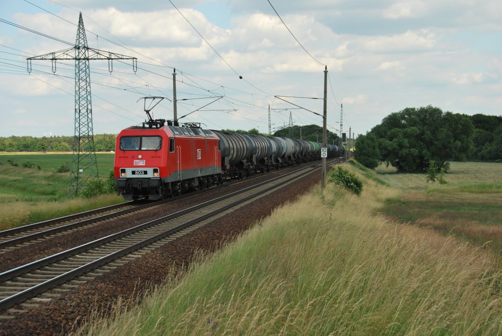 MEG 803 mit ein Kesselwagenzug in richtung Saarmund durch Nudow, 24/06/2010.