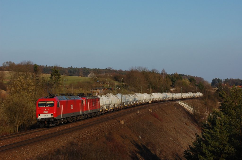 MEG 804 + 601 am 29.03.2011 mit leeren Zementzug bei Laaber