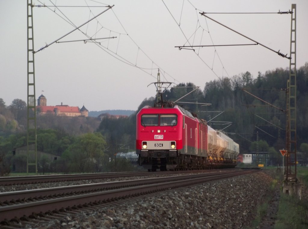 MEG 804 und eine MEG 143 sind am 19. April 2011 mit einem Zementzug bei Kronach unterwegs.