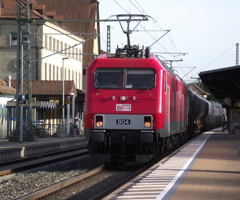 MEG 804 und eine MEG 143 ziehen am 23. Mai 2011 den DGS 99634 (Regensburg - Rdersdorf) durch Kronach.
