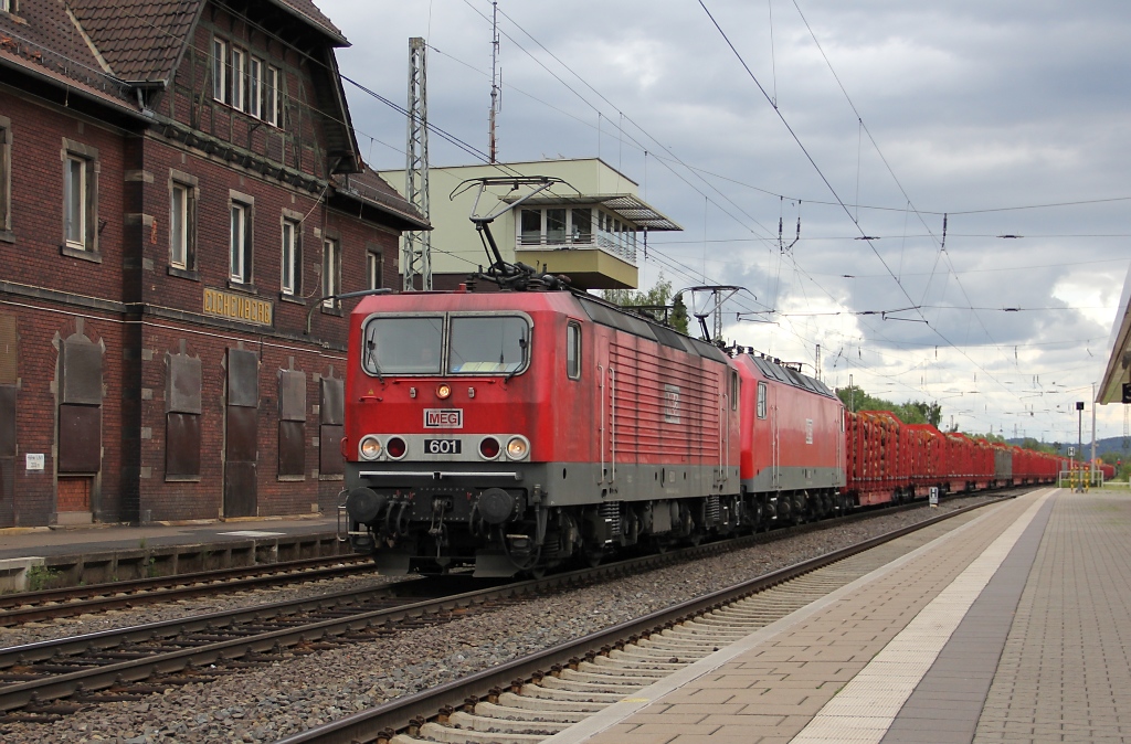 MEG Holzzugleistung: 143 179 (MEG 601) und 156 002 (MEG 802) mit Holzzug in Fahrtrichtung Kassel durch Eichenberg. Aufgenommen am 23.06.2011.