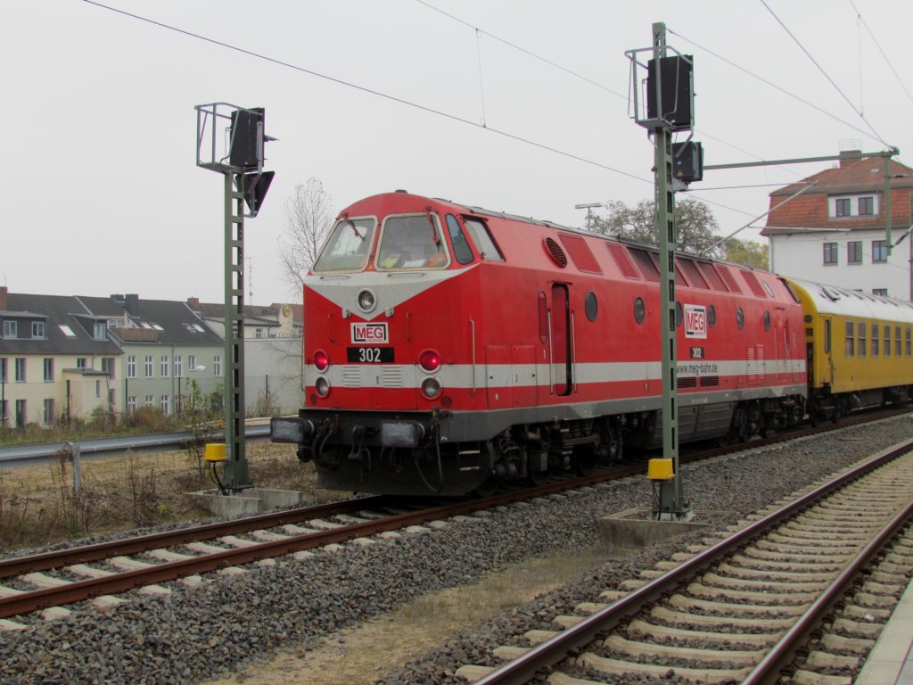 MEG Lok 302 am Zugschluss eines Messzuges am 08.11.2011 im Bahnhof von Schwerin HBF
